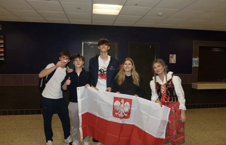 Polish club members pose with the Polish flag. Photo credited to: Ms. Pommerenke-Schneider. 